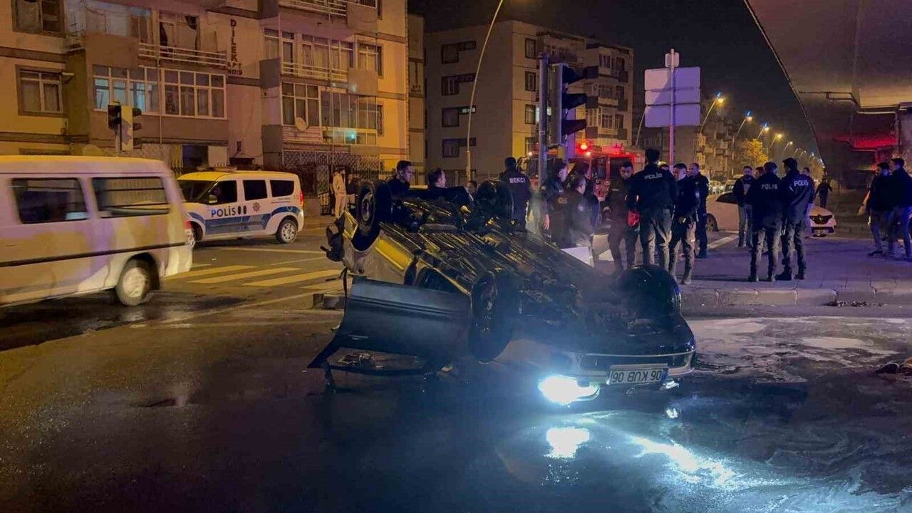 Kayseri'de 'dur' ihtarına uymayan otomobil devrildi: 2 yaralı