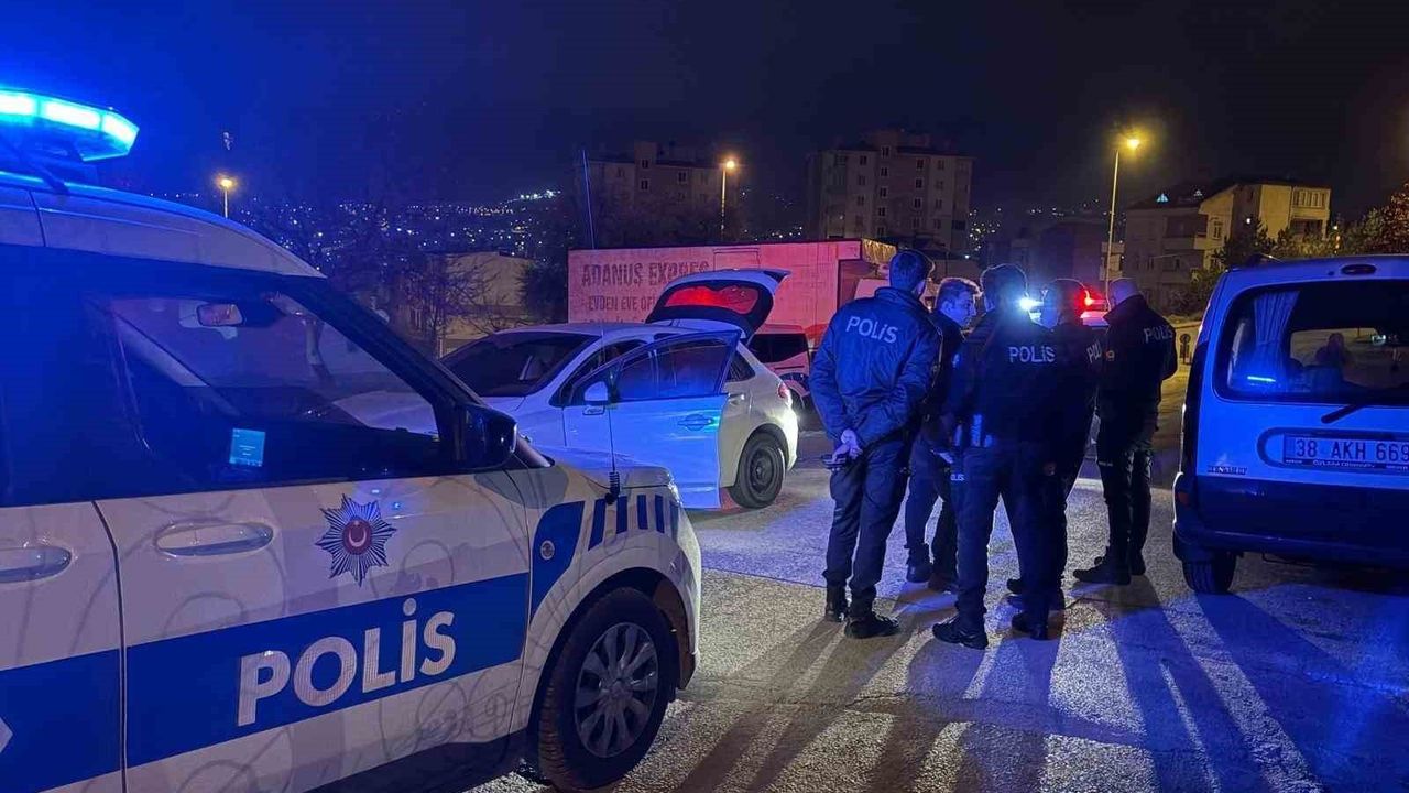 Kayseri'de 'dur' ihtarına uymayan sürücü yakalandı; Antalya'dan çalıntı otomobil ele geçirildi