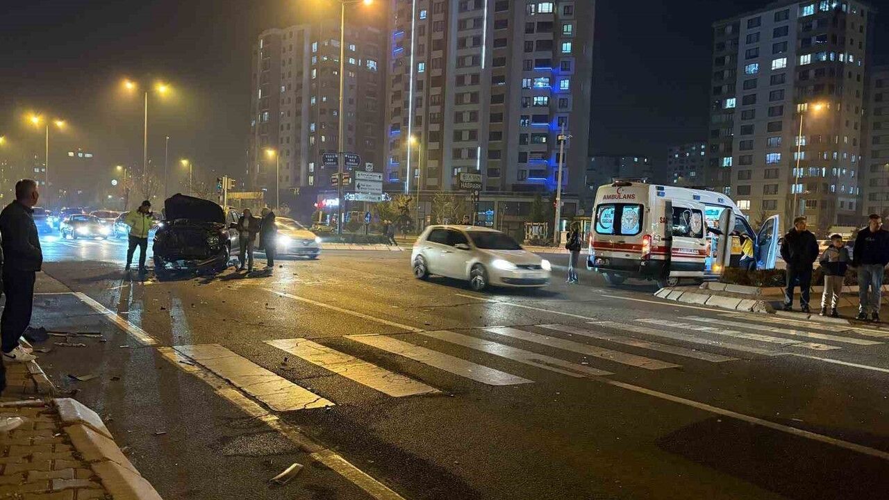 Kayseri'de iki otomobil çarpıştı: Yaralanma yok
