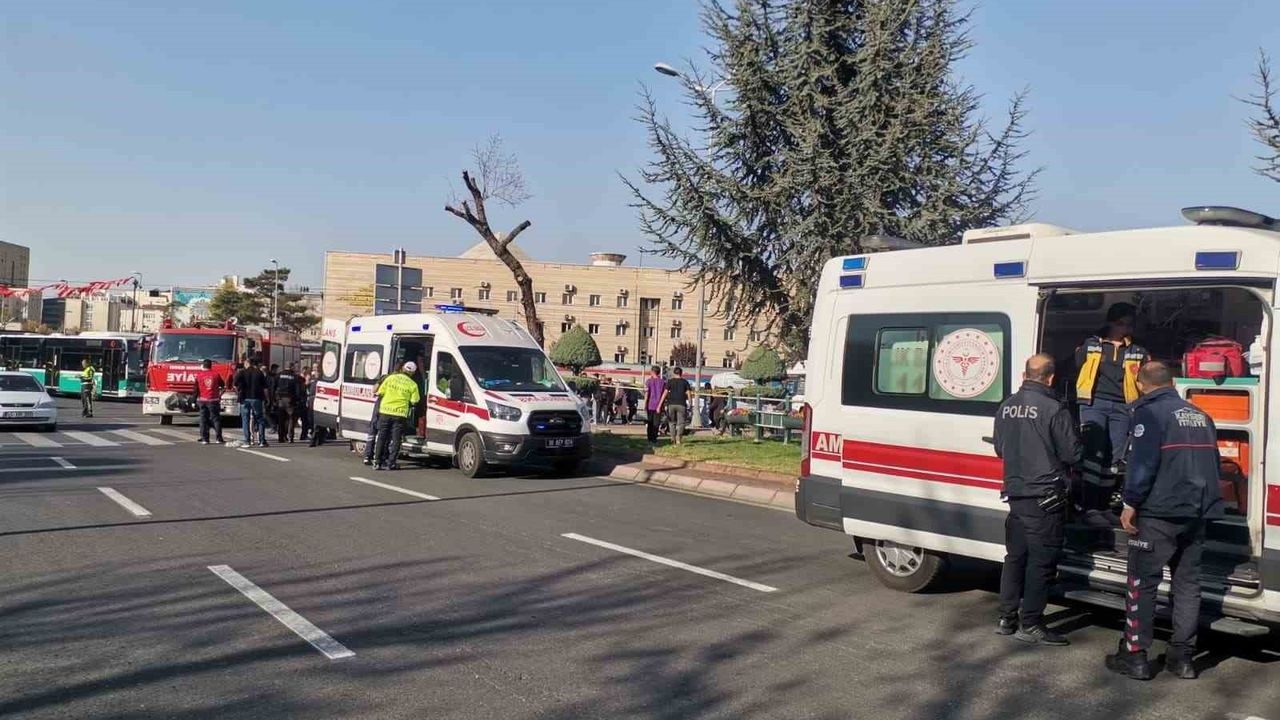 Kayseri'de ışıkta bekleyen yayaların arasına giren otomobil: 5 yaralı