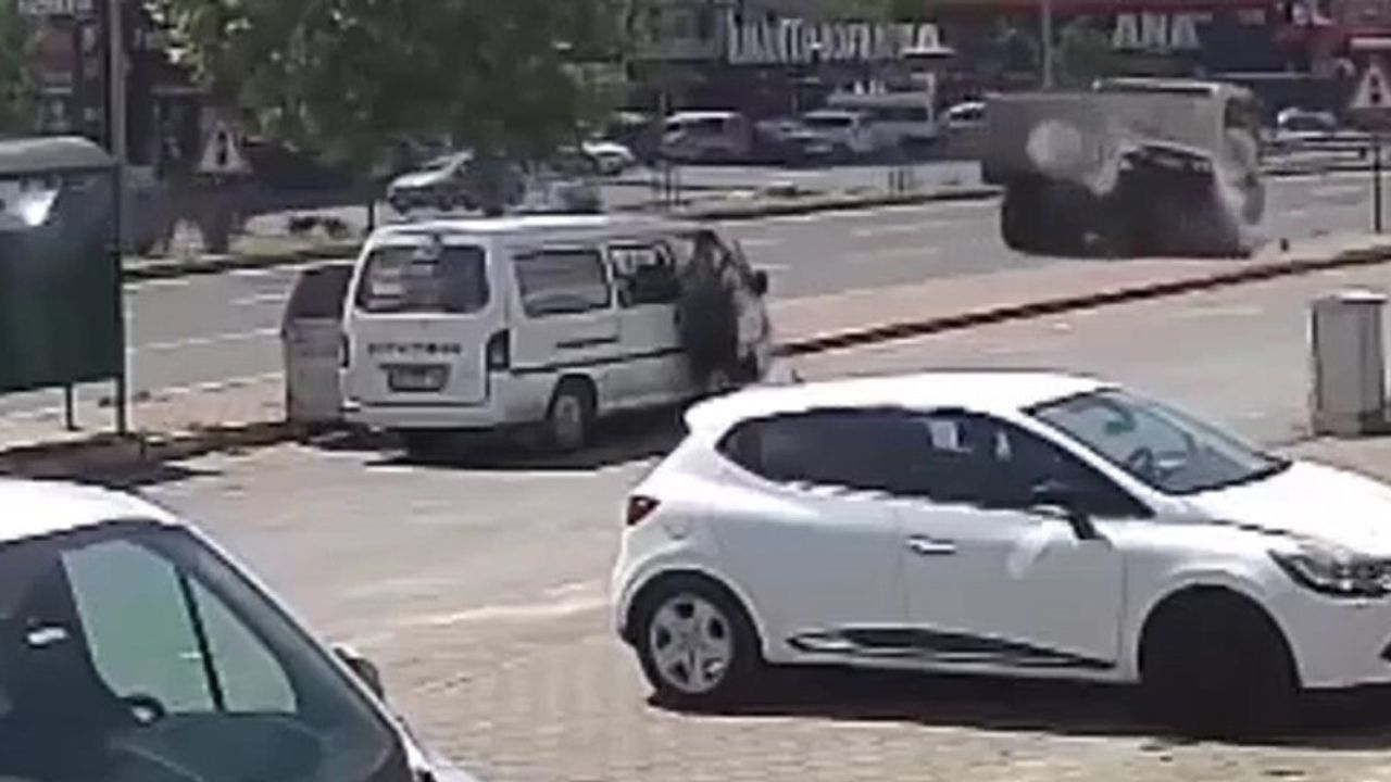 Kayseri'de kameraya yansıyan trafik kazaları: Otomobil kamyona arkadan girdi