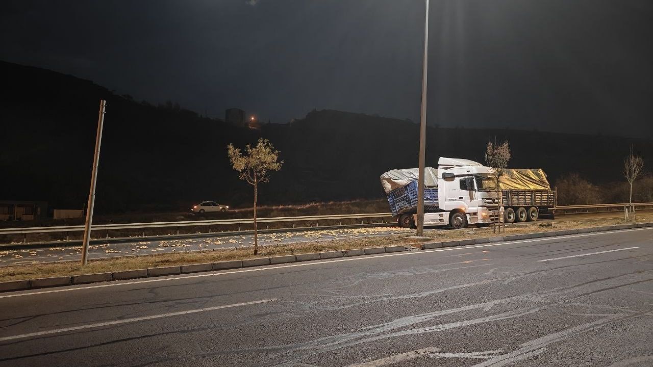 Kayseri'de rampadan inen tır makasladı, patatesler yola saçıldı