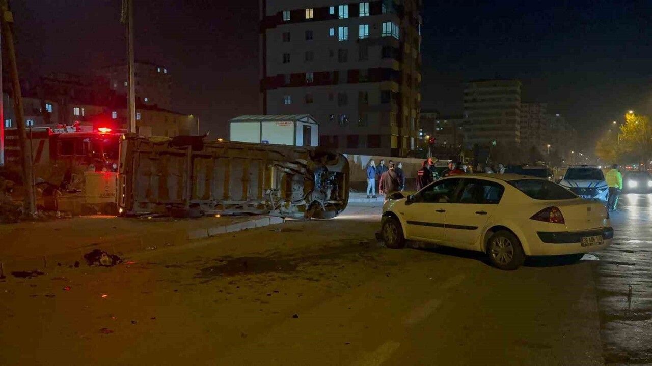 Kayseri'de servis aracı yan yattı: 2 sürücü yaralandı