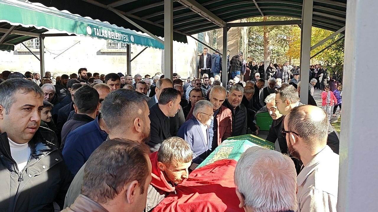 Kayseri'de sokakta tüfekle vurulan kadın toprağa verildi