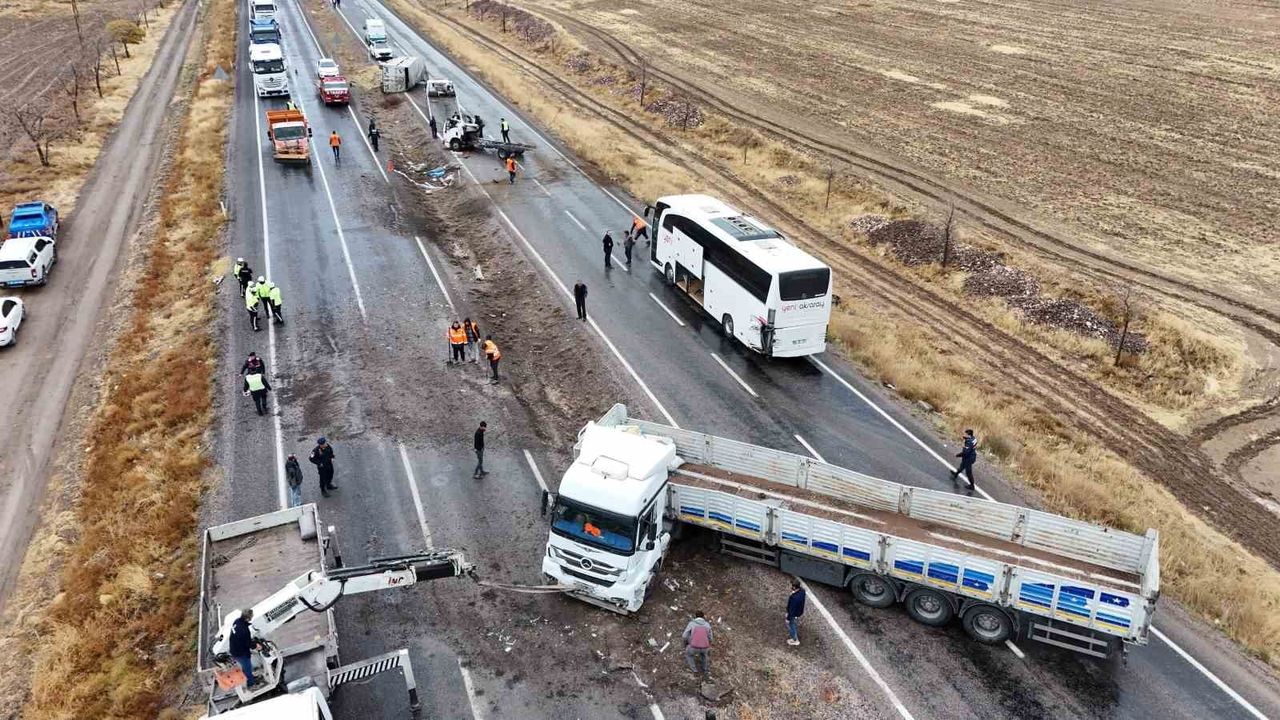 Kayseri İncesu'da zincirleme kaza: 1 ölü, 2 yaralı
