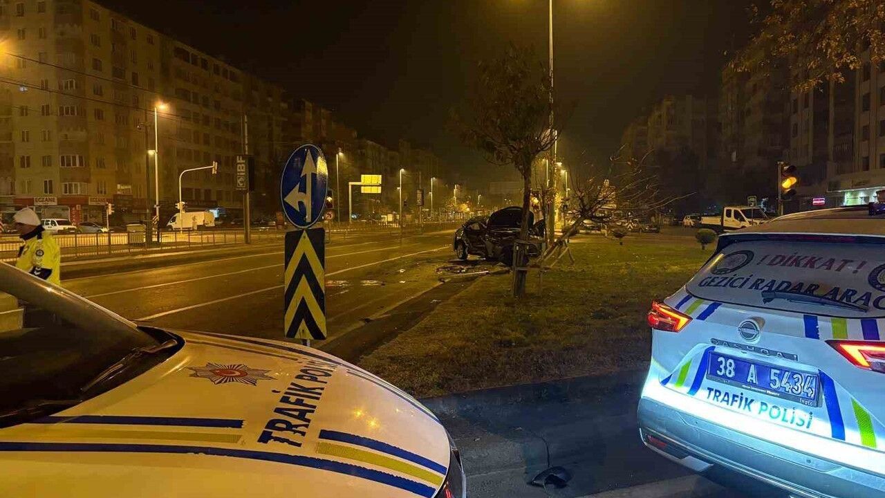 Kayseri Melikgazi'de İki Otomobil Çarpıştı: 1'i Ağır 3 Yaralı