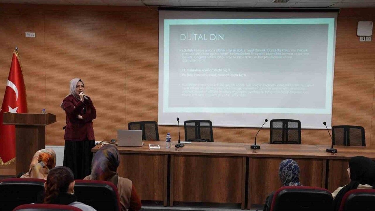 KBÜ'de 'Sosyal Medyada Dindarlık Görünümleri ve New Age Dinler' semineri gençlerin ilgisini çekti
