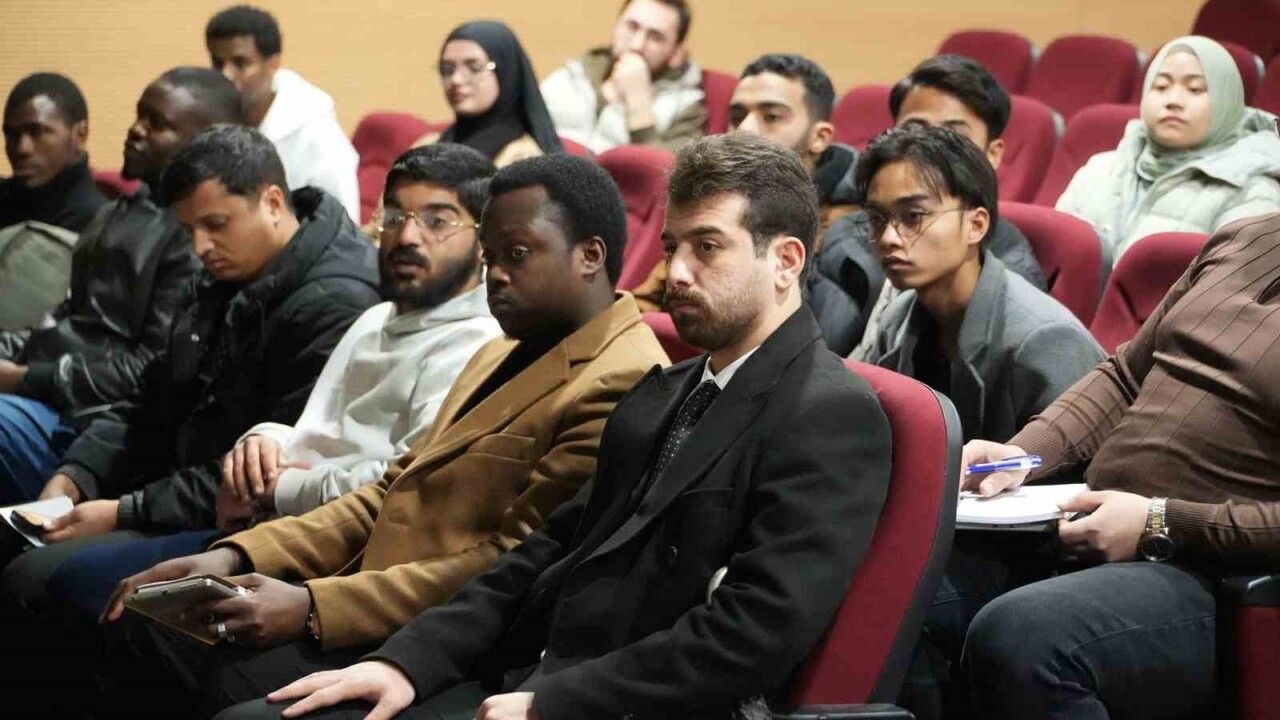 KBÜ ve İl Göç İdaresi uluslararası öğrencilere ikamet bilgisi verdi