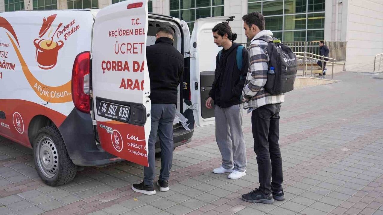 Keçiören Belediyesi Sabah Saatlerinde Sıcak Çorba İkramı