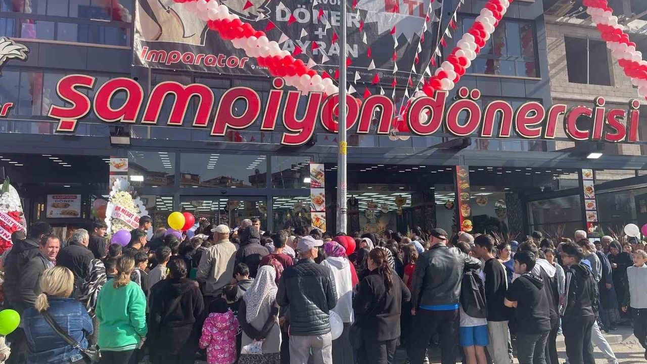 Keçiören'de açılışa özel 1 liraya tavuk döner ve ayran yoğun ilgi gördü