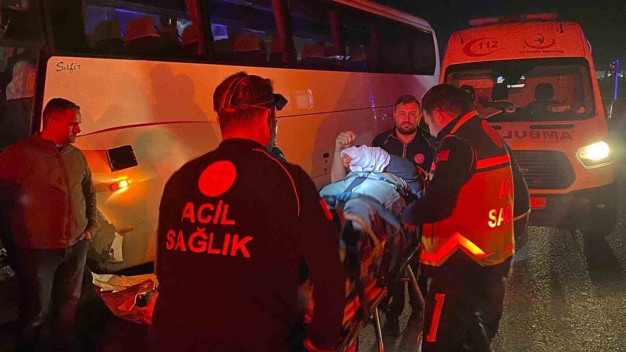 Kemalpaşa'da iki işçi servisinin çarpışması: 15 yaralı