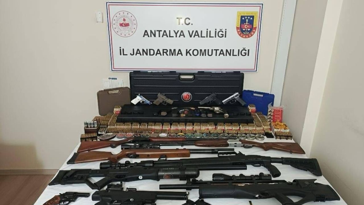 Kemer’de jandarma operasyonunda çok sayıda silah ve mühimmat ele geçirildi