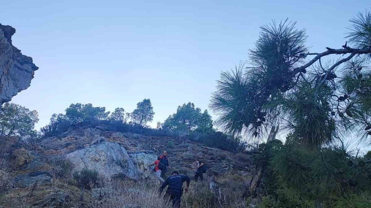 Kemer'de yamaçta mahsur kalan kişi AFAD ve jandarma tarafından kurtarıldı