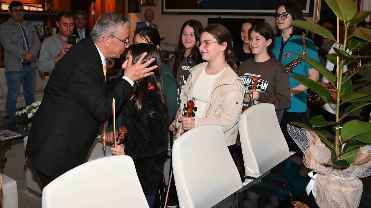 Kemer Gençlik Orkestrası’ndan Başkan Topaloğlu’na Öğretmenler Günü sürprizi