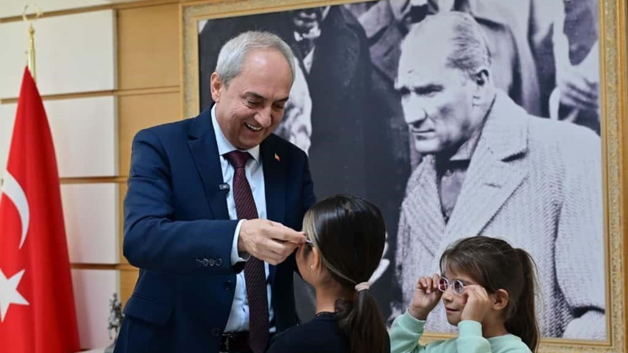 Kepez Belediyesi 82 okulda göz taraması yaptı: 100 öğrenciye ücretsiz gözlük
