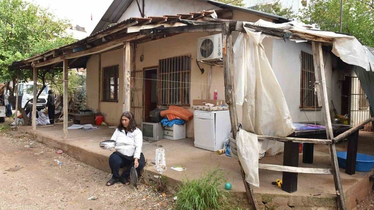 Kepez Belediyesi, evi yanan aileye kapsamlı destek sağladı