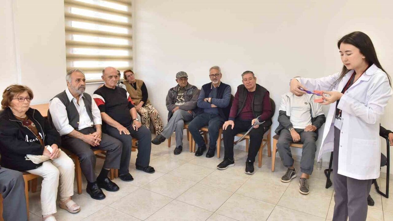 Kepez Belediyesi Şefkat Huzurevi’nde ağız ve diş sağlığı taraması yaptı