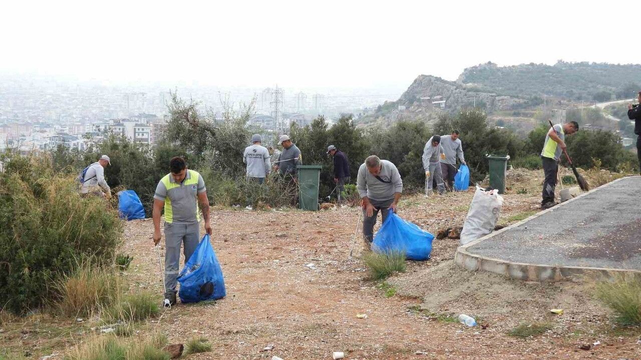 Kepez'te Ali Uyaroğlu Caddesi'nde temizlik seferberliği: 80 çuval çöp
