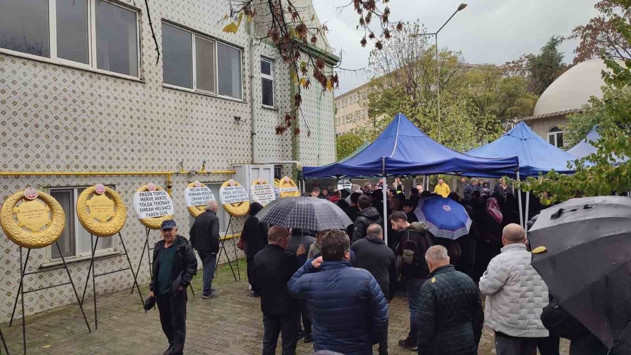 Keşan’da evinde ölü bulunan iş adamı Uğur Selvi toprağa verildi