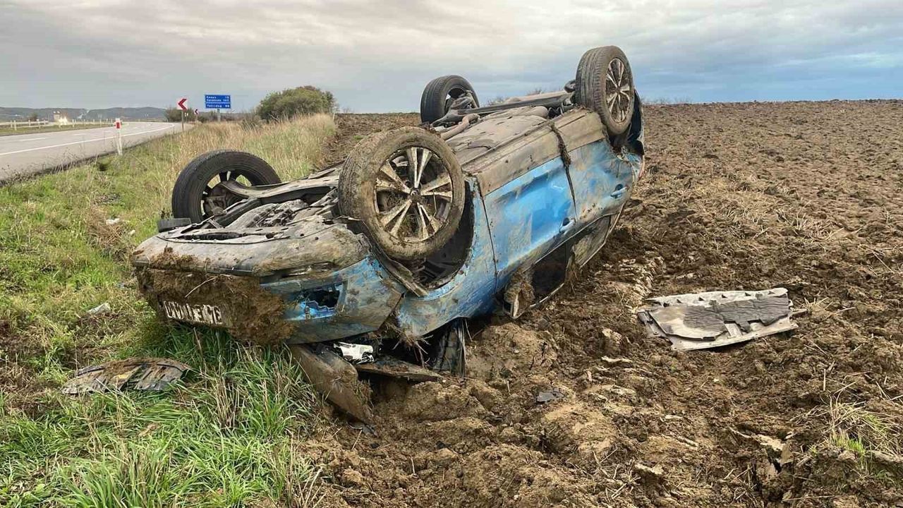 Keşan'da kontrolden çıkan otomobil tarlaya uçtu: 2 yaralı