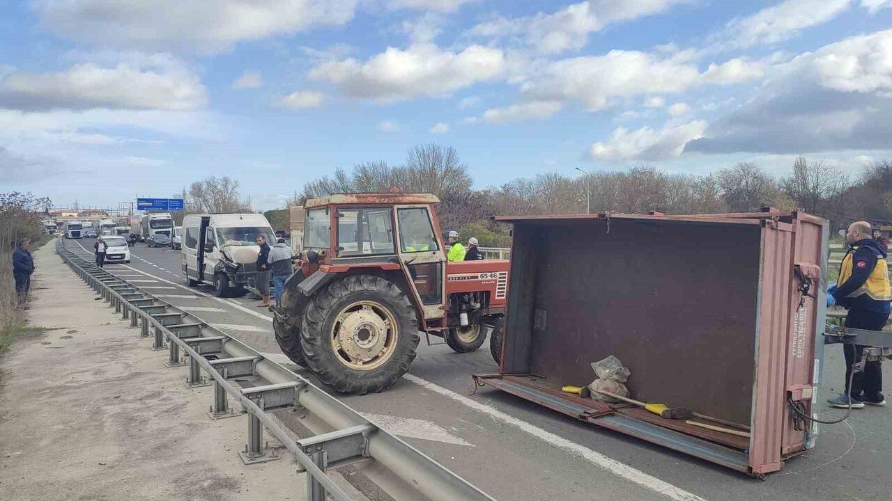 Keşan'da midibüs traktör römorkuna çarptı: 1 yaralı