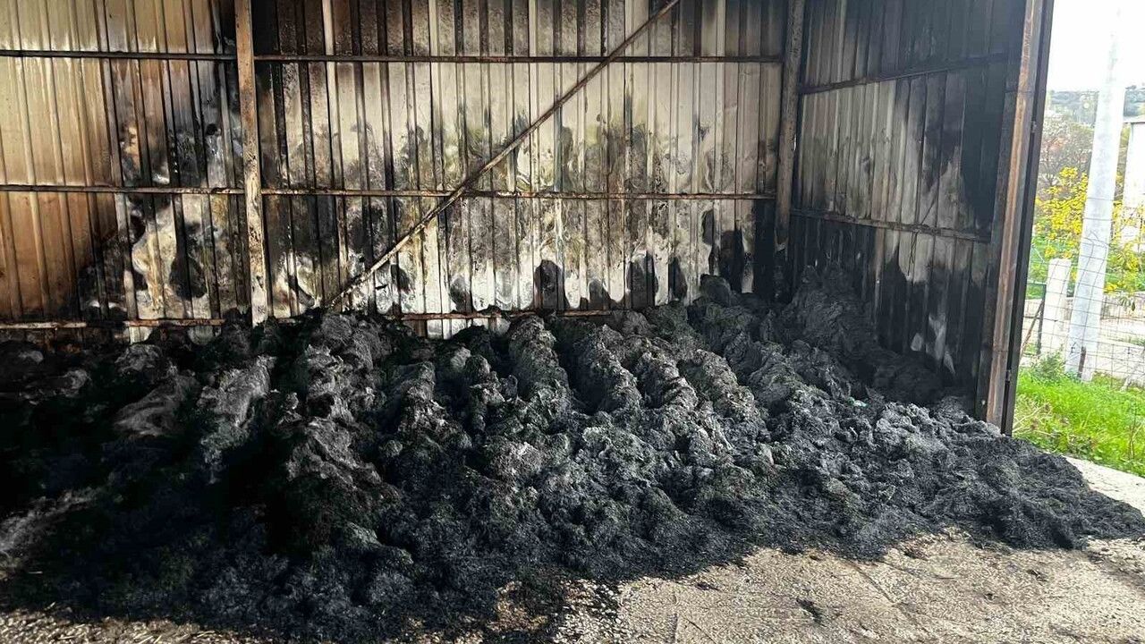 Keşan Gökçetepe'de depo yangını: bin saman balyası zarar gördü