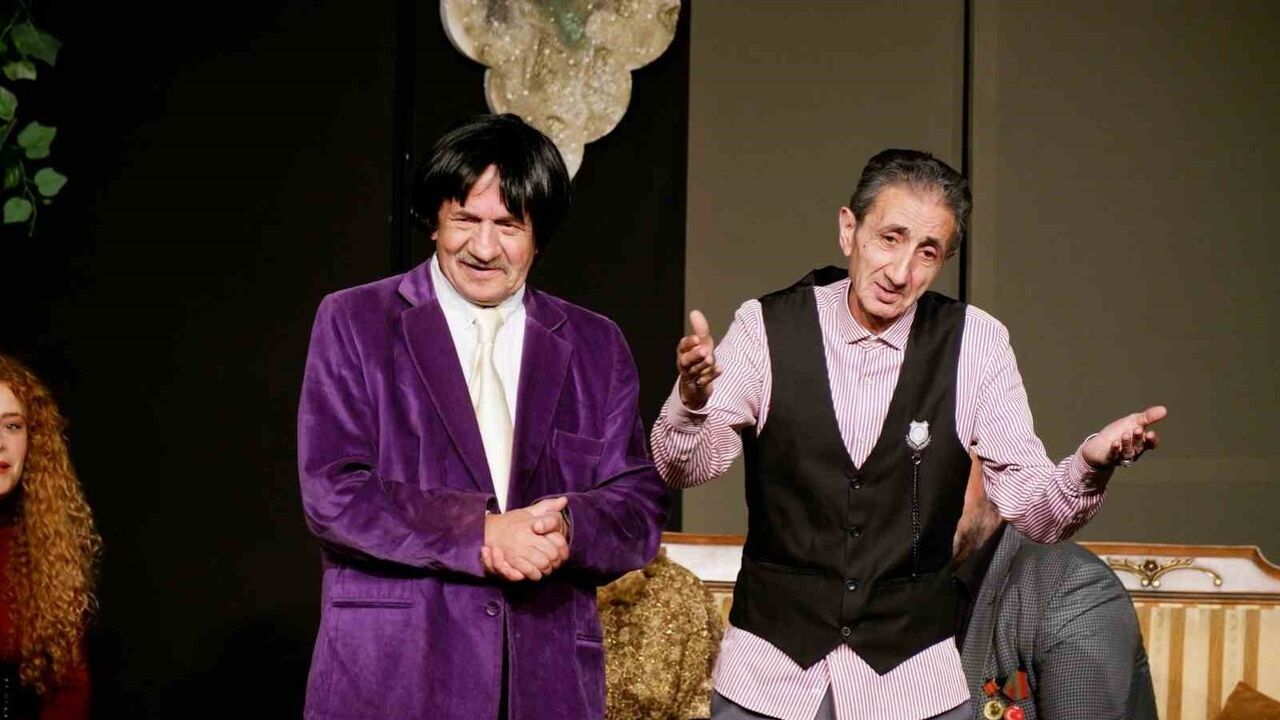 "Kılıbık Hayrullah" Erzurum'da Sahne Aldı