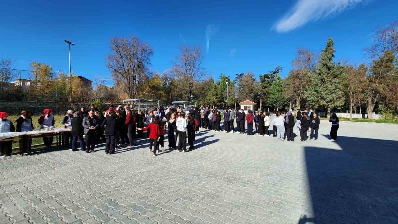 Kılıçarslan Anadolu Lisesi 'Gazze İçin Seferber' Hayır Çarşısı Düzenledi