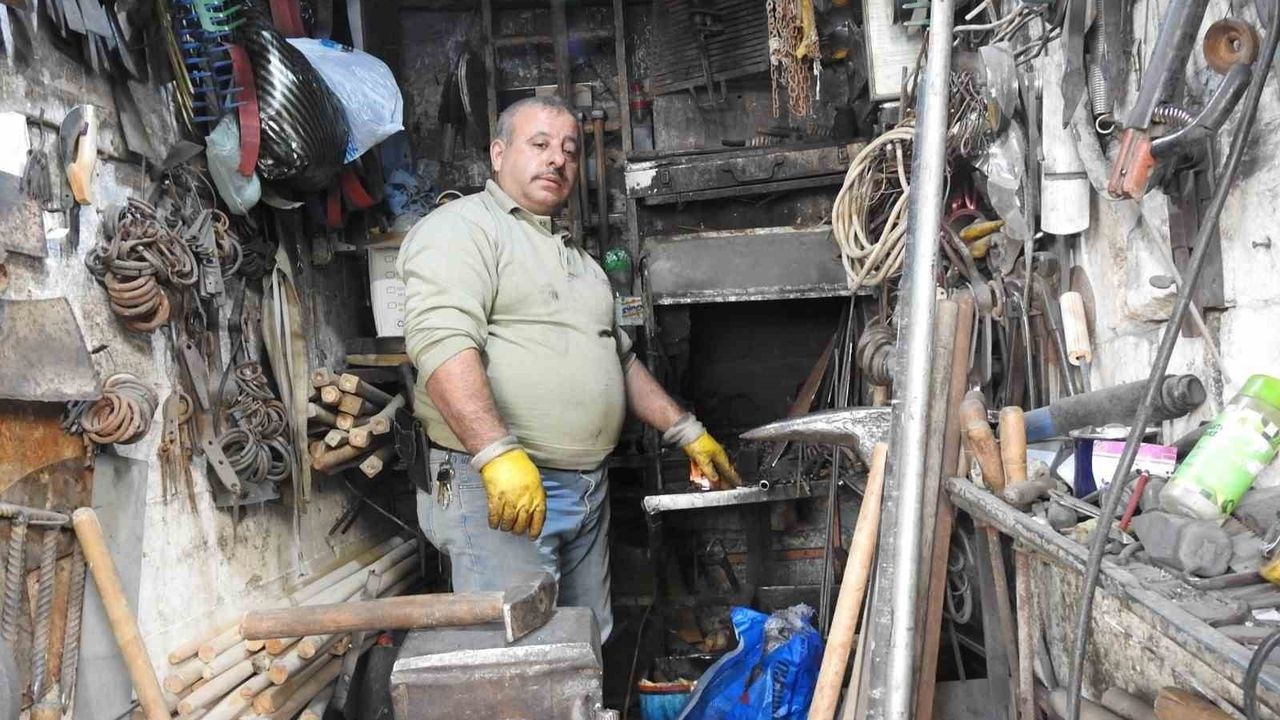 Kilis’te 28 yıllık demirci Kemal Etçi: Mesleğini yaşatmaya çalışıyor