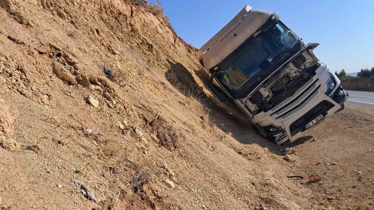 Kilis'te Kamyon, Tır ve Beton Mikseri Çarpıştı