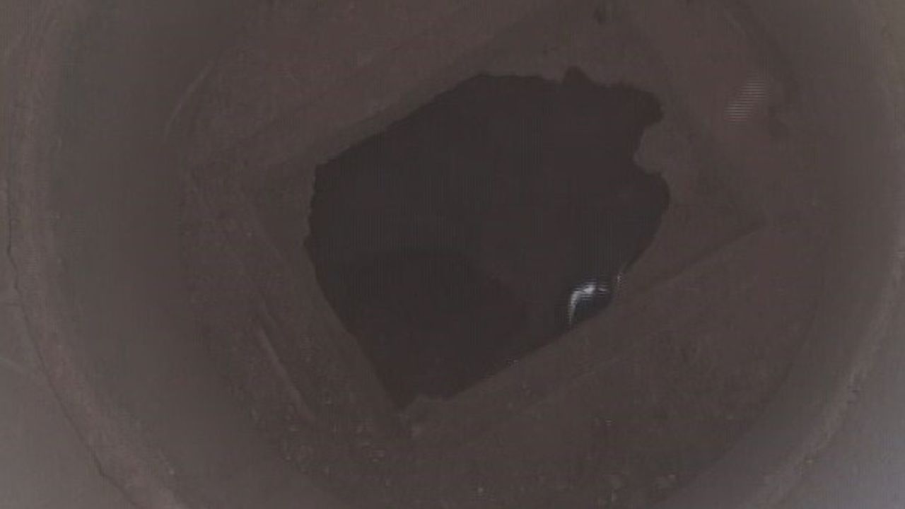 Kırıkhan’da 6 metrelik çukura düşen yavru köpek itfaiye tarafından kurtarıldı