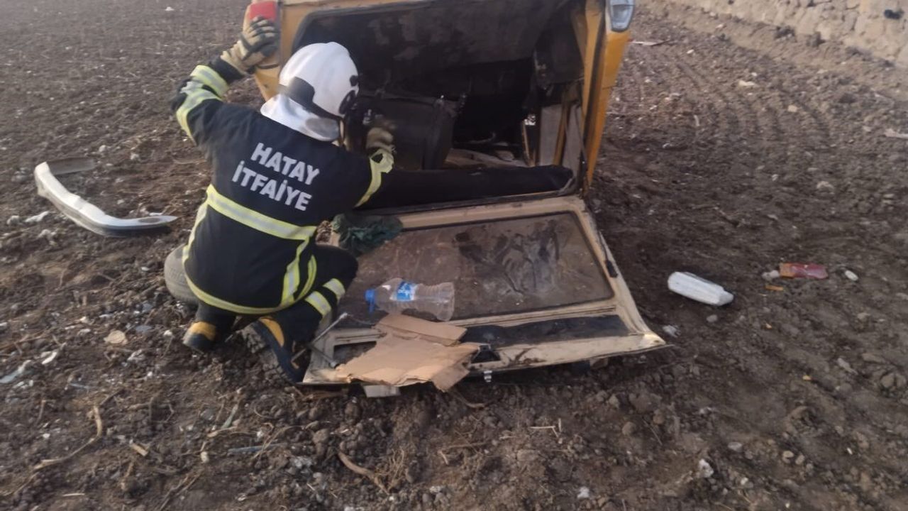 Kırıkhan'da otomobil şarampole devrilip tarlaya uçtu, sürücü yaralandı