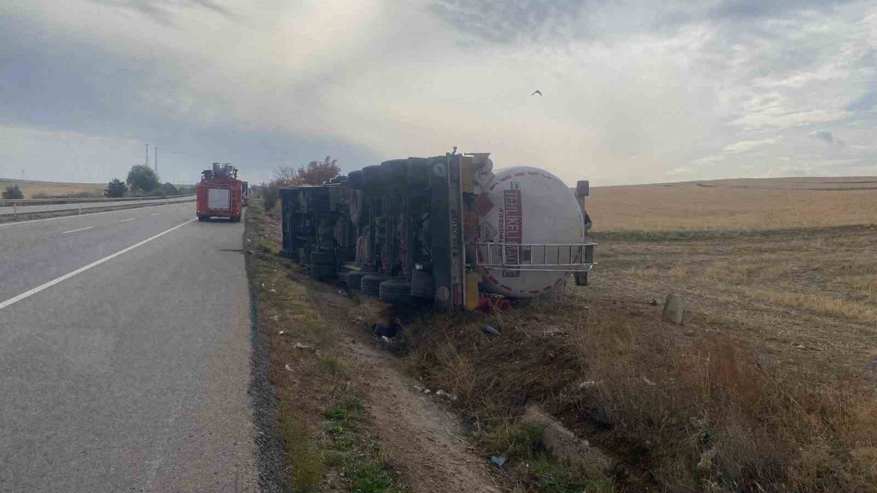 Kırıkkale'de Akaryakıt Tankeri Devrildi: 1 Yaralı