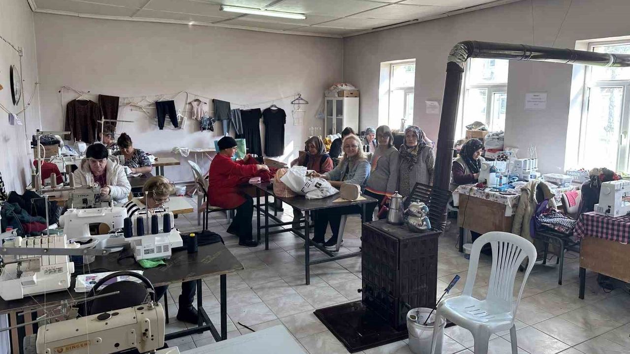 Kırkkepenekli'de kadınlar dikiş kursu ile meslek kazanıyor