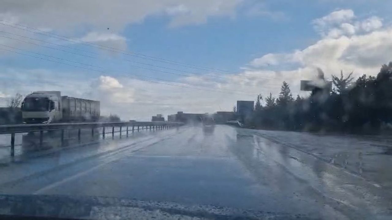 Kırklareli’de kuvvetli yağış: Lüleburgaz’da Mercedes tıra çarptı