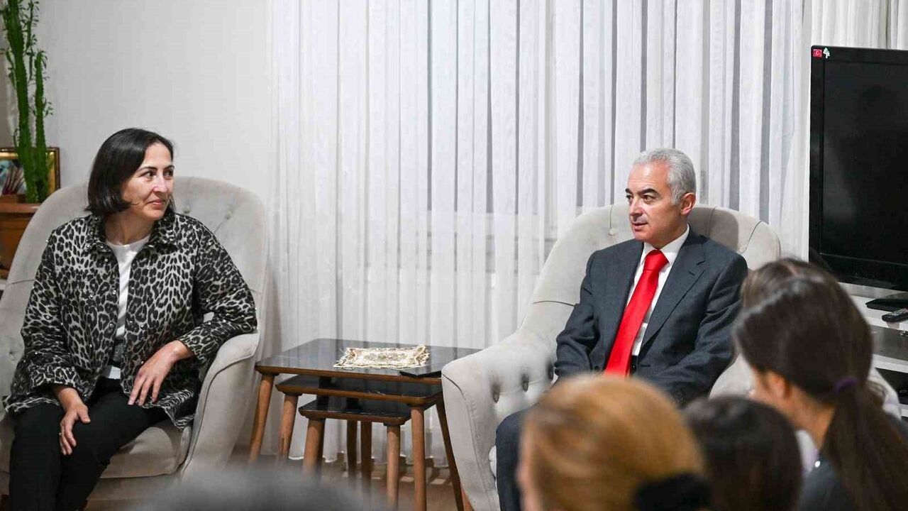 Kırklareli Valisi Uğur Turan ve eşi sevgi evlerindeki çocukları ziyaret etti