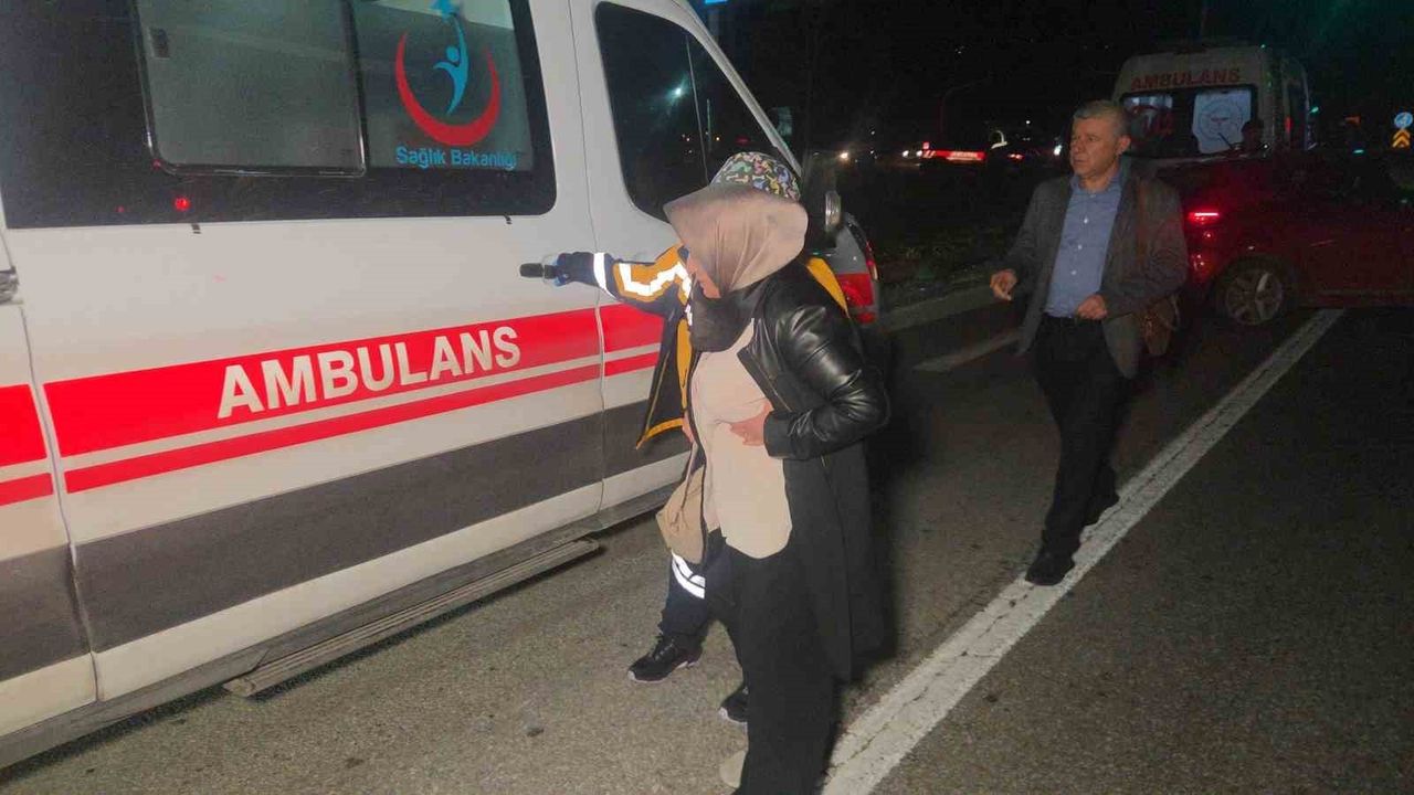 Kırmızı ışıkta bekleyen araca arkadan çarpıldı: 1’i çocuk, 5 yaralı