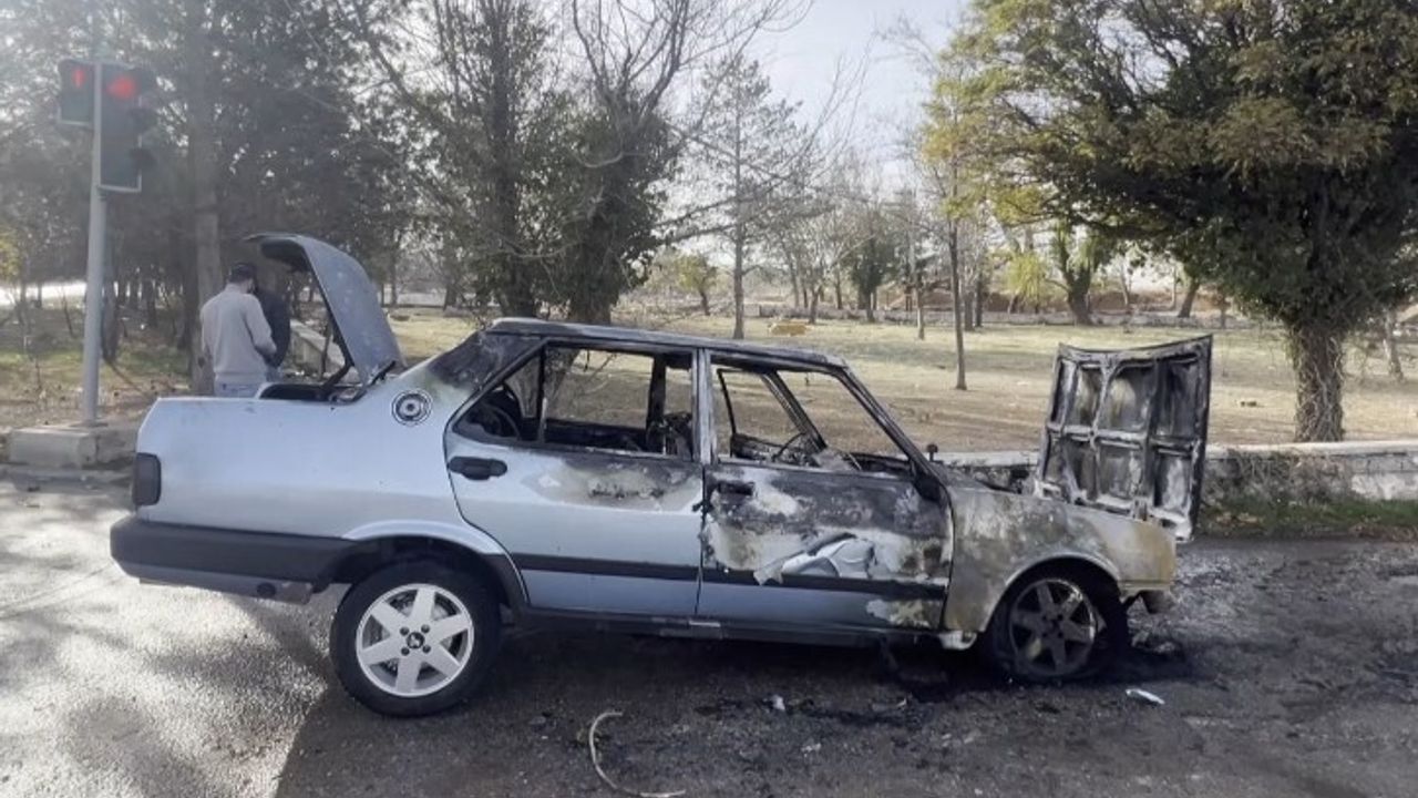 Kırşehir'de işten çıkan işçinin otomobili yandı
