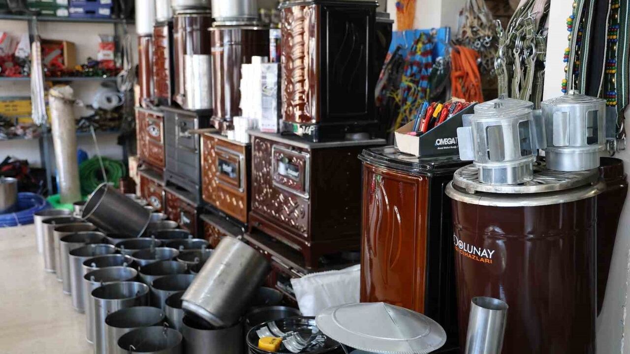 Kırşehir Uzun Çarşı’da soba ve kova satışları artıyor