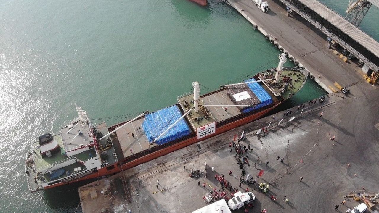 Kızılay 18. Gazze İyilik Gemisini Mersin'den Uğurladı