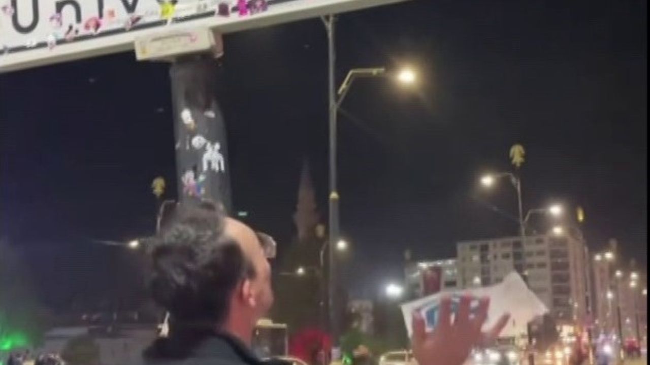 Kızılay akımı Sivas’a sıçradı: Tabelalara tırmanan gençler tartışma yarattı