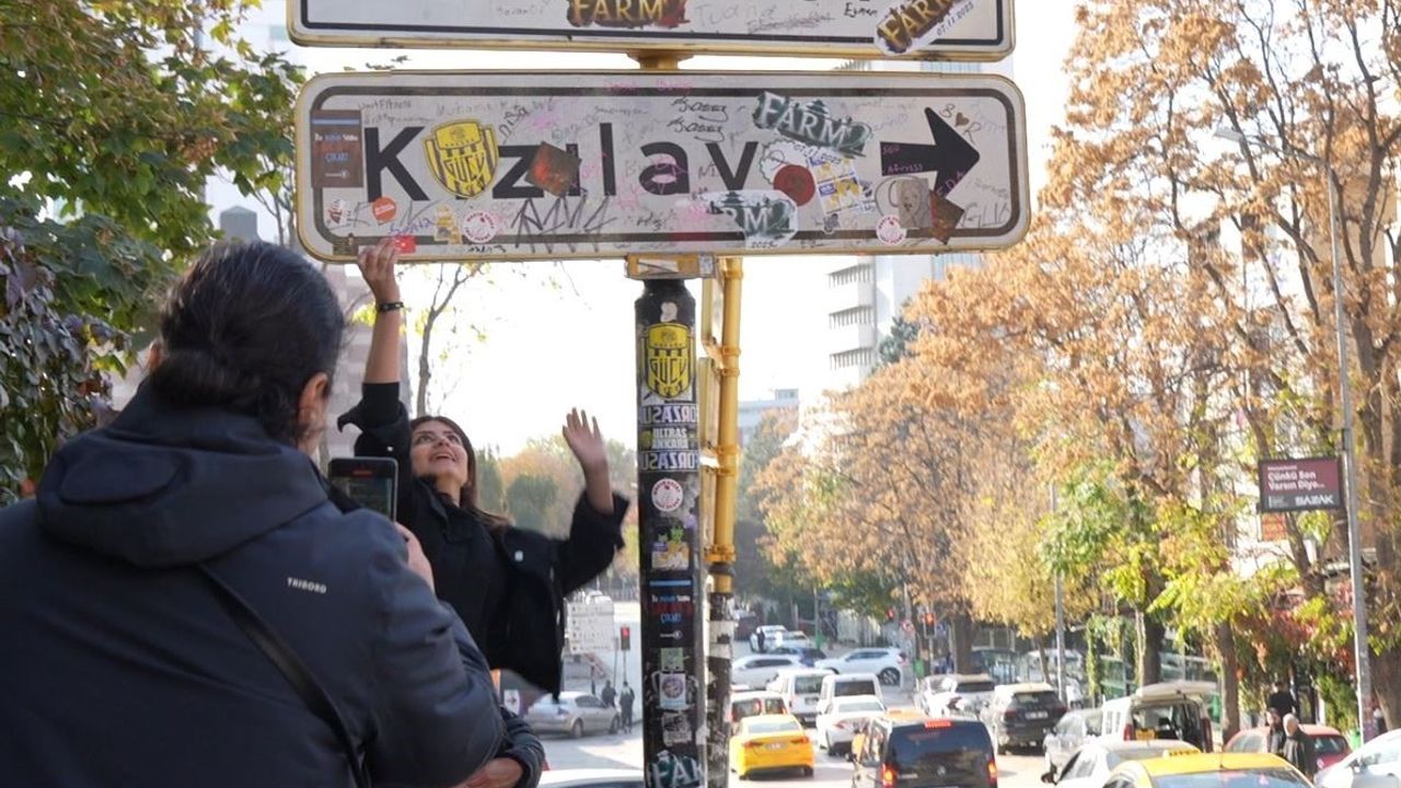 Kızılay Tabelası Yenilendi, Yeniden Kirletildi