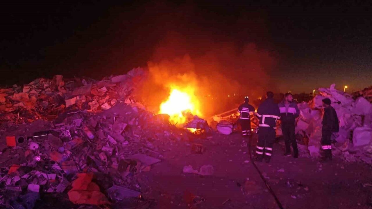 Kızıltepe'de hurdalıkta çıkan yangın itfaiye tarafından söndürüldü