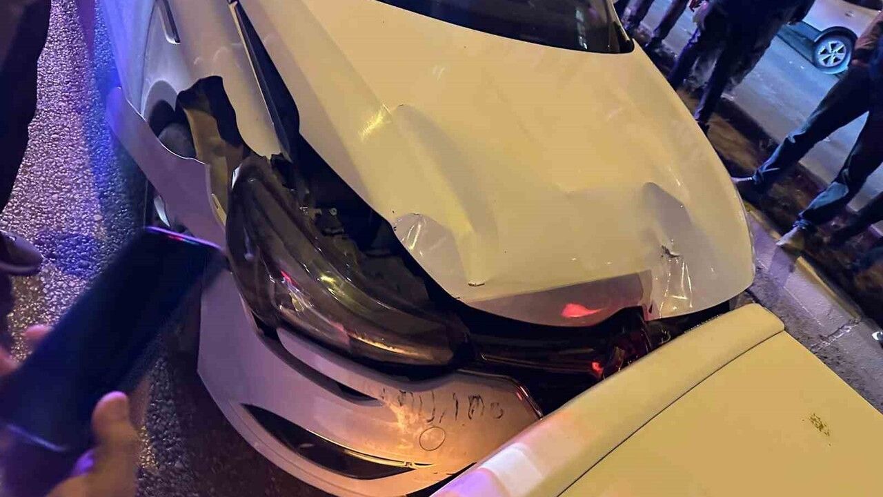 Kızıltepe'de İki Otomobil Çarpıştı, Maddi Hasar Oluştu