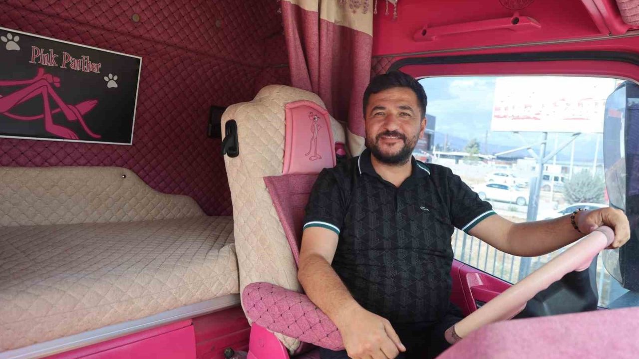 Kızının isteğiyle Hatay’da vinçleri renklendirdi