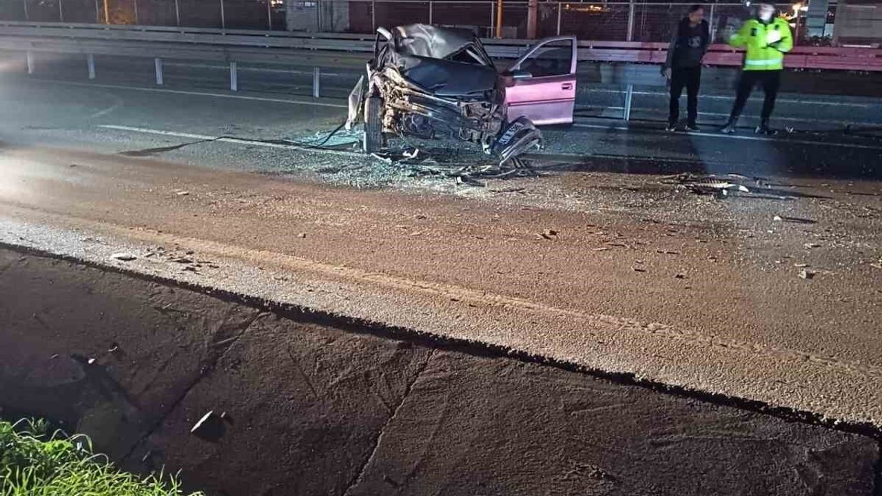 Kocaeli D-100'de bariyere çarpan otomobil parçalandı, sürücü yaralandı