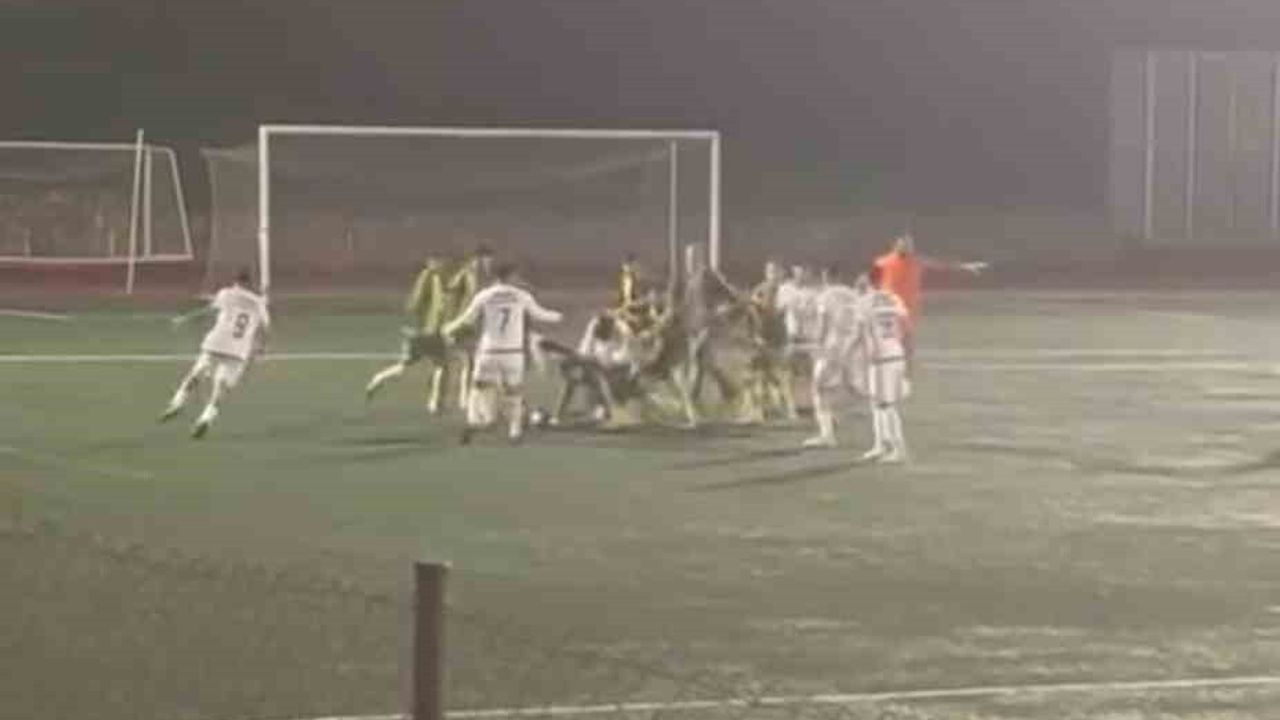 Kocaeli'de amatör maçta oyuncular arasında saha içi kavga