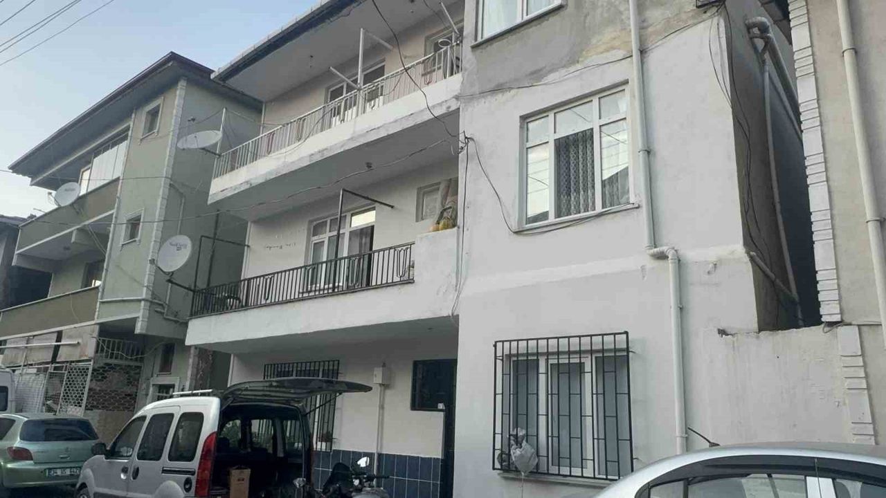 Kocaeli'de Çatlak Kolonlar Nedeniyle Bina Boşaltıldı