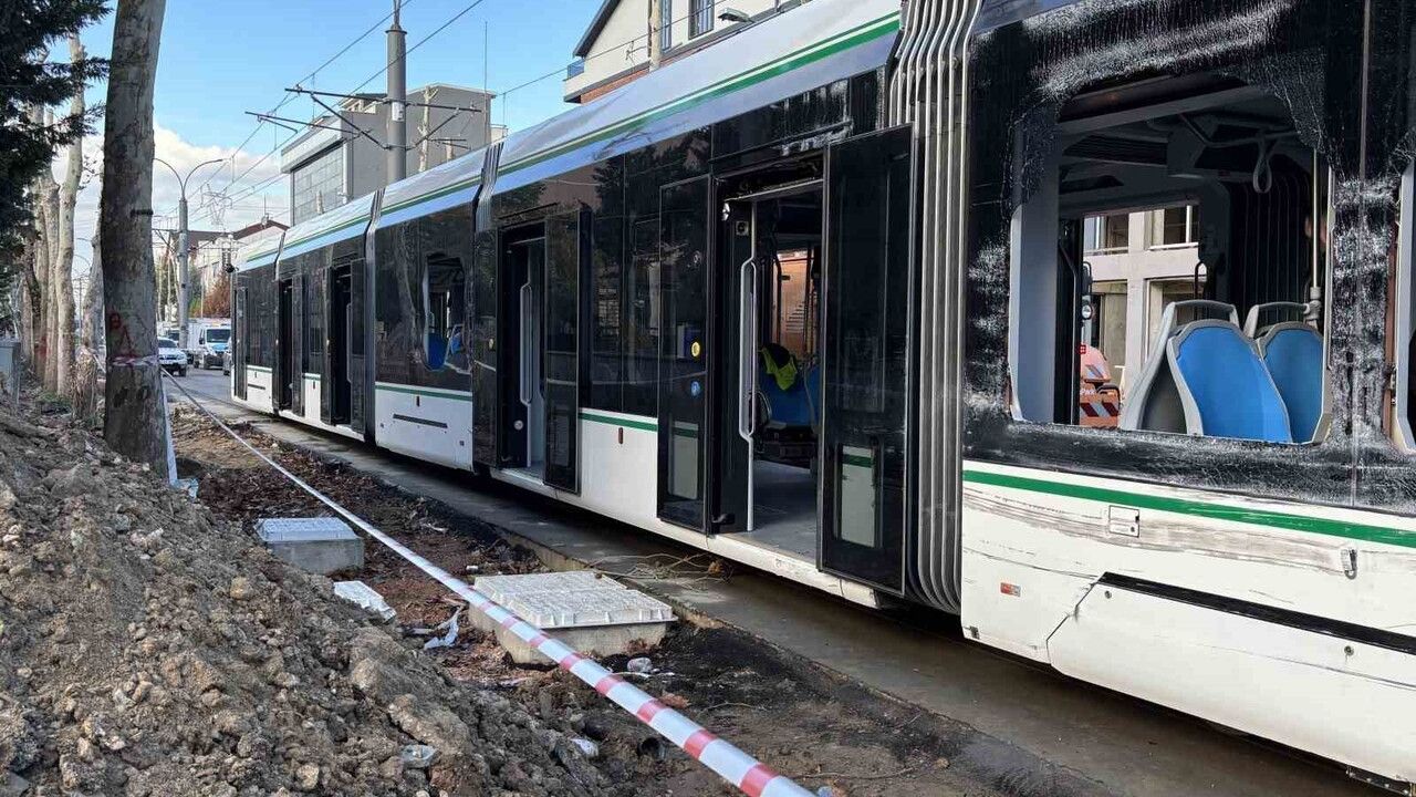 Kocaeli’de çöp kamyonu tramvaya çarptı: 3 yaralı