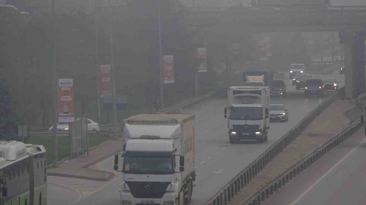 Kocaeli’de Yoğun Sis Trafikte Aksamaya Neden Oldu